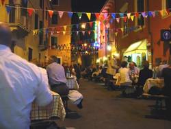 Serata conviviale in strada :